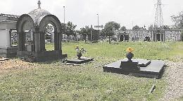 Furti di vasi e rame al cimitero: «Serve una task force di vigili»