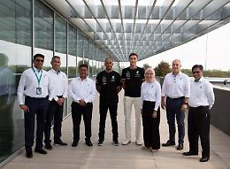 Due campioni a Santena: Hamilton e Russell visitano il centro Petronas [LE FOTO]