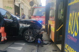 Il suv sbatte contro l’autobus: sette passeggeri in ospedale [LE FOTO]