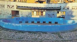 Dalla fontana spenta alla targa a pezzi: via alle pulizie straordinarie nei giardini