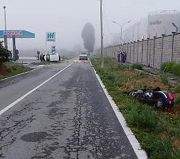 Scontro mentre va al lavoro: un operaio muore in scooter