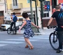 In strada scatta il semaforo rosso? Ecco cosa combina la ragazza