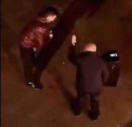 La ragazza lo molla, lui le canta la serenata. Ma il finale...è tutto da ridere!!