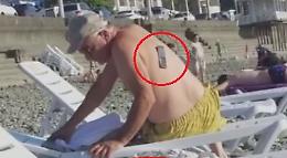 Perde lo smartphone in spiaggia ma...gli era rimasto attaccato alla schiena!!