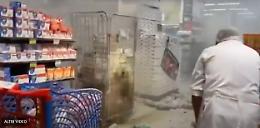 Principio d'incendio tra gli scaffali: è panico al supermarket