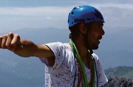 Tragico volo di 150 metri: alpinista muore sul colpo