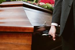 Odissea certificati di morte: 25 giorni di attesa per l’atto