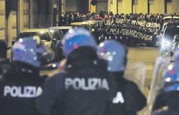 Sgomberato all'alba l'Edera Squat: tensione e bombe carta nella notte