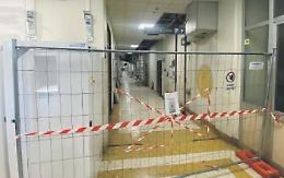 Crolla un controsoffitto alle Molinette: «Tragedia evitata solo per un miracolo»