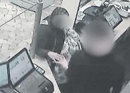 Mette un oggetto in mano al tabaccaio, lo ipnotizza e si fa consegnare l’incasso