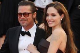 Jolie: «Pitt è stato violento con me e i miei figli in aereo»