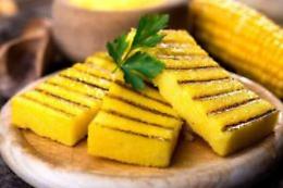 La polenta, ideale d’inverno con il cinghiale o i formaggi