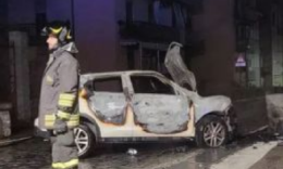 Strage sfiorata durante la notte: auto in fiamme, 4 ragazzi illesi