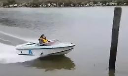 La barca sfreccia sull'acqua, ma occhio al palo: l'impatto è violentissimo