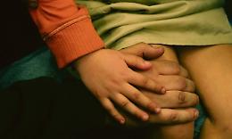 Costringeva la figlia di 11 anni ad assistere ai rapporti sessuali