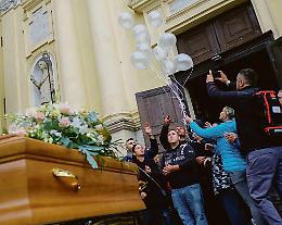 L’ultimo saluto alla cantastorie: il pianto a dirotto del fratello [VIDEO]