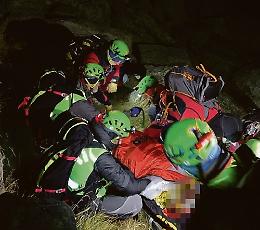 Dodici ore di eroica lotta nei boschi per salvare la vita al pensionato