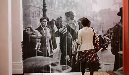 Quel bacio a Parigi che cambiò il modo di usare la fotografia