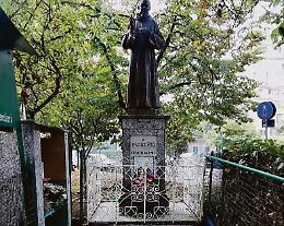 Il monumento di Padre Pio tirato a lucido dai volontari