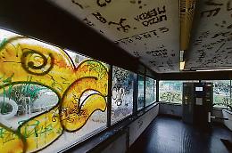 Graffiti, vandalismi e forme falliche: il park del Tribunale è una vergogna
