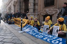 Torino, protesta per il clima: i Minions bloccano l'ingresso del Consiglio regionale [LE FOTO]