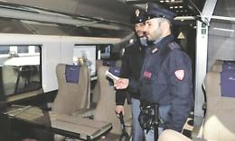 Sabotava i passaggi a livello: treni a rischio per divertimento