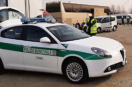 Torino, fuori agli hotel e nei luoghi della movida: controlli dei civich per stanare i taxi abusivi