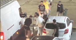 Botte, martellate, auto sulle persone: un’altra notte di violenza in Barriera
