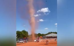 Tromba d'aria sul campo di tennis: una scena incredibile!