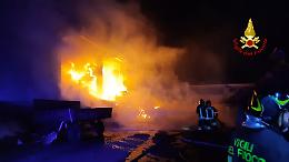 Edificio agricolo in fiamme a Castellamonte, in salvo mucche e vitellini [FOTO]