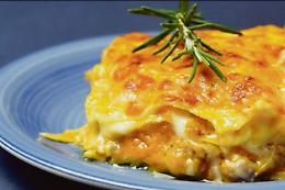 Le lasagne di zucca autunnali con carote, rosmarino e cipolla
