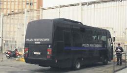 Rivolta nelle celle sedata con gli idranti. E un altro detenuto cerca di impiccarsi
