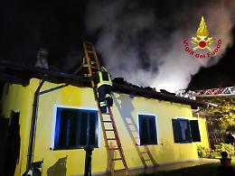 Fiamme in una villetta di Sant'Ambrogio, intervengono i vigili del fuoco [FOTO]