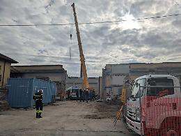 Collegno: due operai precipitano da sei metri d'altezza in un cantiere, sono fuori pericolo
