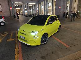 Torino, piazza Cln diventa set per lo spot della nuova Abarth 500 Elettrica [VIDEO]