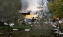 Va a fuoco un tetto in amianto: «Non aprite le finestre di casa»