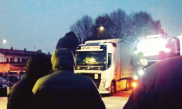 Sciopero e tensione alla Raspini: lavoratori bloccano i camion