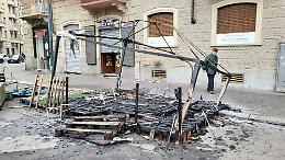 Piromani in azione a Torino: dehors, bidoni e un furgone in fiamme [FOTO e VIDEO]
