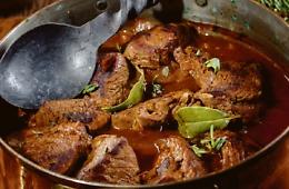 Cervo al civet con vino rosso con erbette, brandy e verdure