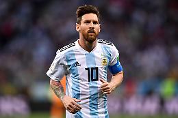 Messi, ma cosa combini? Una modella lo mette nei guai