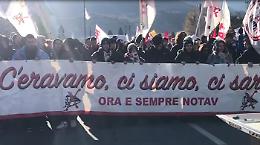 No Tav, tensioni al cantiere di San Didero con sassi e petardi. La polizia risponde con lacrimogeni e idranti. Un agente ferito [FOTO e VIDEO]