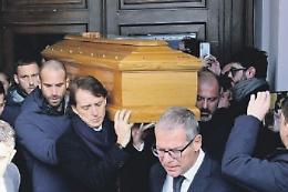 L’addio a Mihajlovic tra cori e striscioni: in migliaia ai funerali