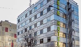 Guardia giurata spara al rapinatore armato: terrore nell’albergo