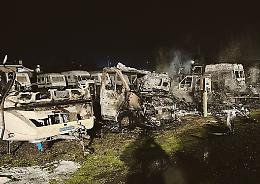 Incendio in un parcheggio: 30 camper devastati dal rogo