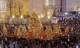 La magia delle feste avvolge tutta la città con musica e giochi
