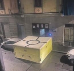 &laquo;Adesso ammazzo mamma e pap&agrave;&raquo;. Ma il &ldquo;super negoziatore&rdquo; lo ferma