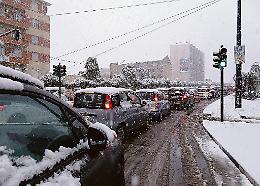 Torino in tilt per la neve: incidenti e lunghe code, una giornata da incubo [IL VIDEO]