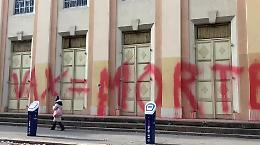 Torino, spuntano scritte no vax sui muri dell'Isef e del Cavour [VIDEO]
