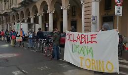A Torino arriva la "ciclabile umana": flash mob per la sicurezza in largo Vittorio [VIDEO]