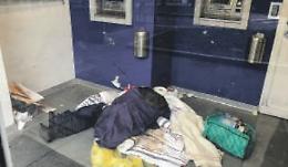 La banca diventa un dormitorio, sportelli occupati dai clochard